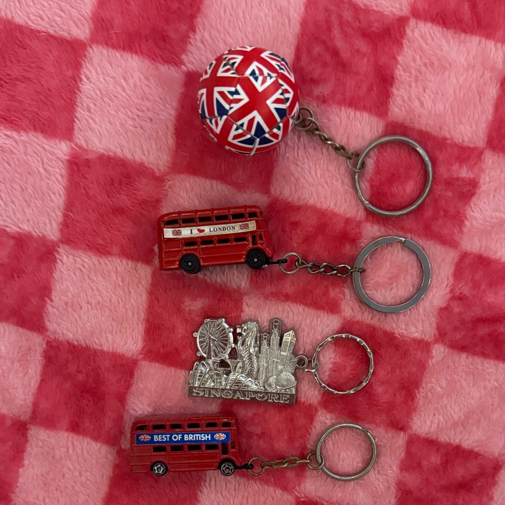 Set of Travel Souvenir Keychains - Picture 1 of 1